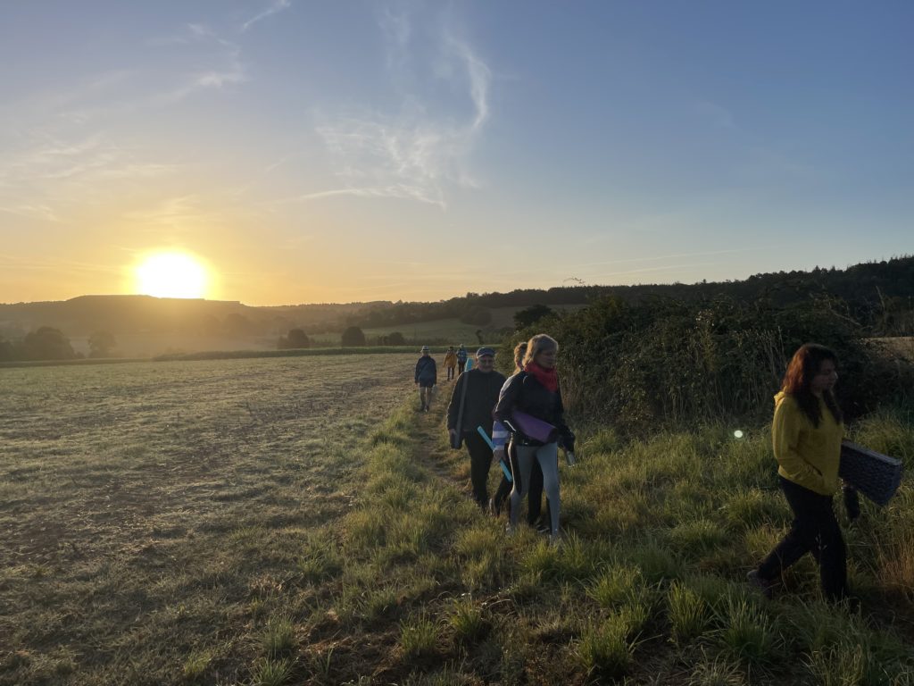 séance de yoga au levé du soleil à Brocéliande