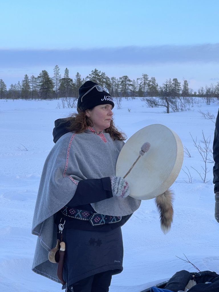 Lena GREUS noida ou chamane sami jouant du tambour dans un lieu sacré