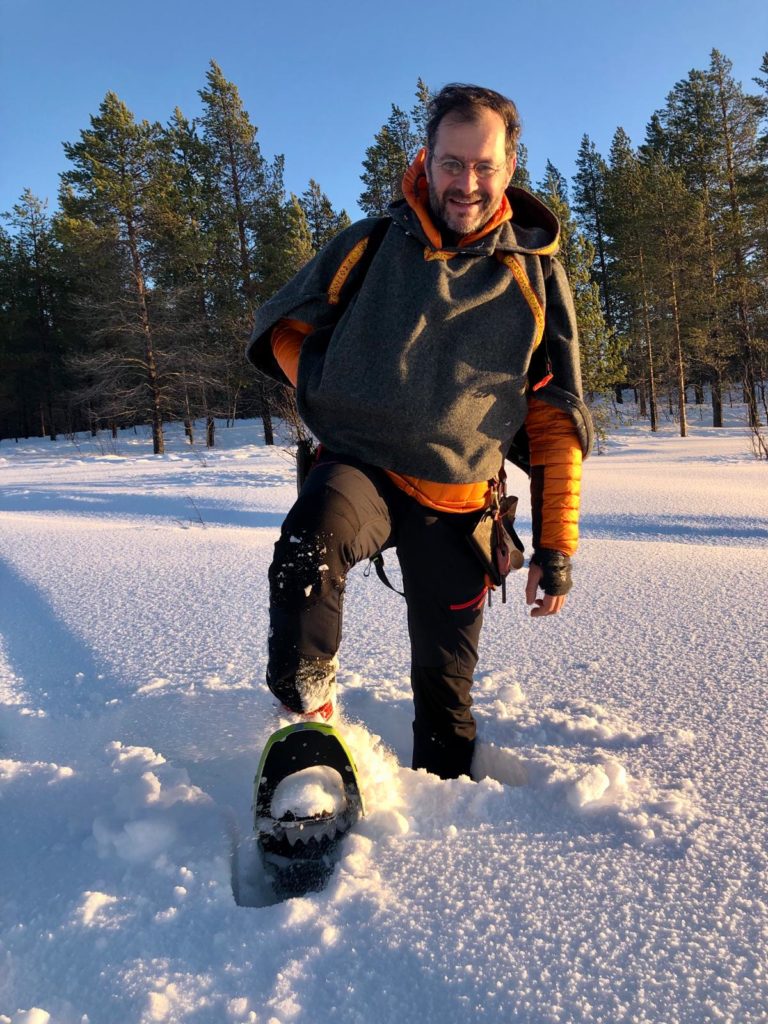Marche en raquette à neige en laponie suedoise avec un accompagnateur en montagne