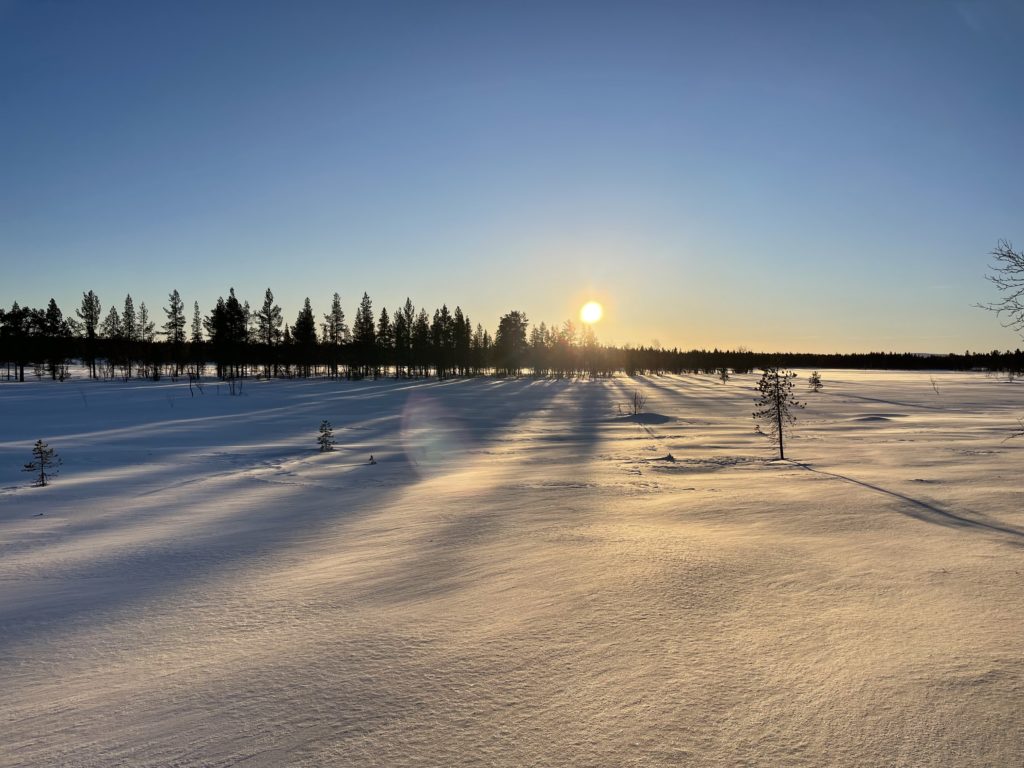 Paysage de neige avec la mgie du soleil en laponie suédoise