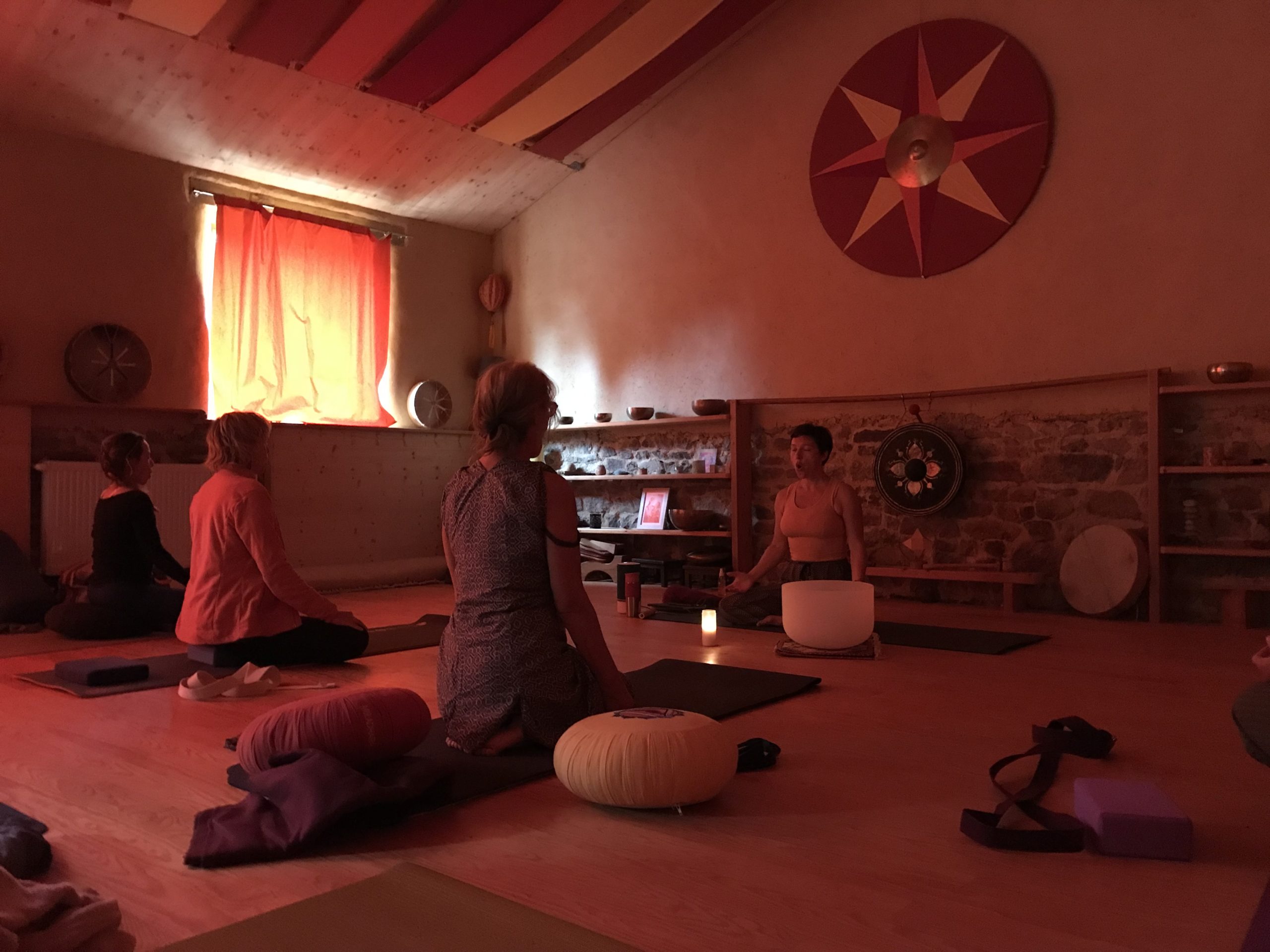 lilas donnant un cours de yoga du son en bretagne