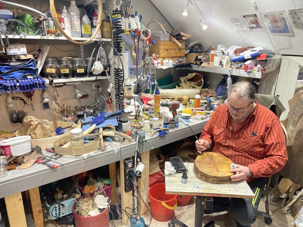 Atelier de création de tambour chamanique SAMI et hochet de Peter Fourbears Armstrand Noaidi Sami