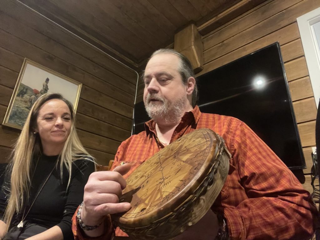 Christelle NALET en compagnie de Peter Fourbears Armstrand chamane SAMI en laponie suédoise