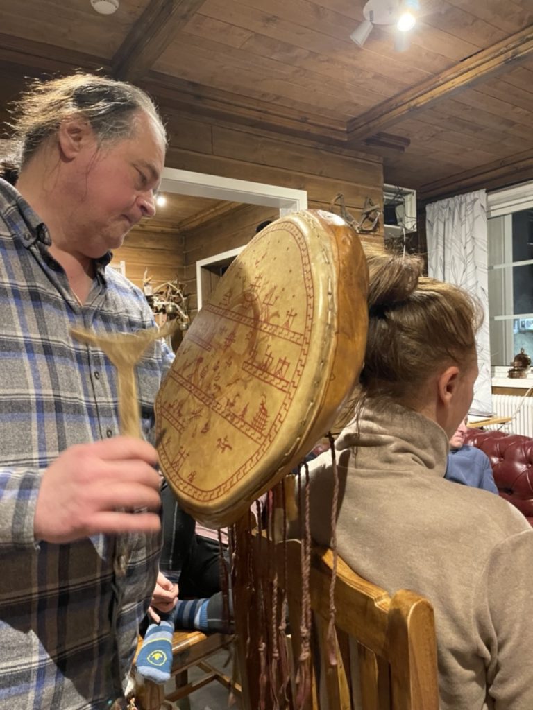 Peter Fourbears Armstrand chamane SAMI lors d'un soin de guérison au tambour chamanique