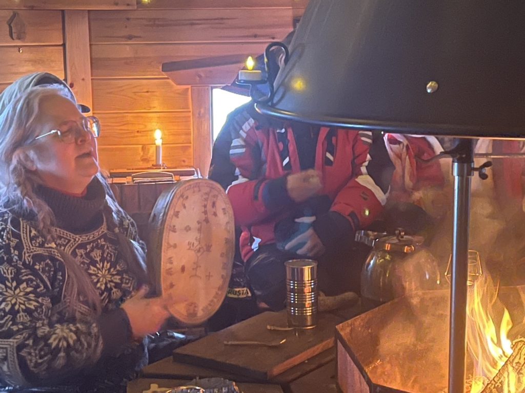 Yana MANGI chanteuse de joik chant traditionnel sami en laponie suedoise