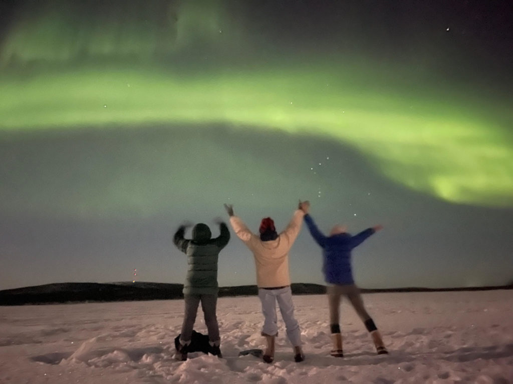 La joie de voir des aurores boréales en laponie suédoise