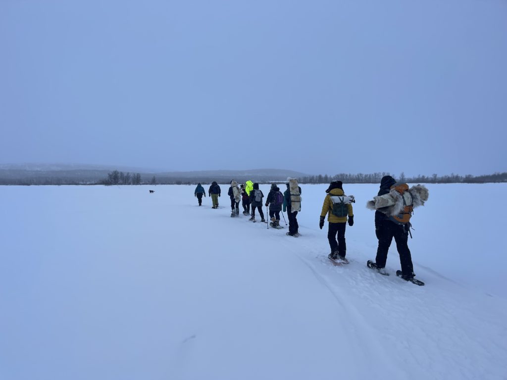 Marche en raquettes à neige à la source sacré en laponie suédoise