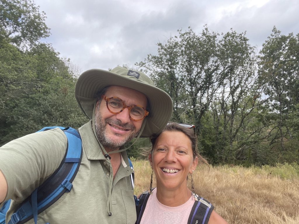 Catherine SIBILLE enseignante de yoga et Michael ROUHAUD accompagnateur en montagne organisateur séjour rando et yoga à Brocéliande
