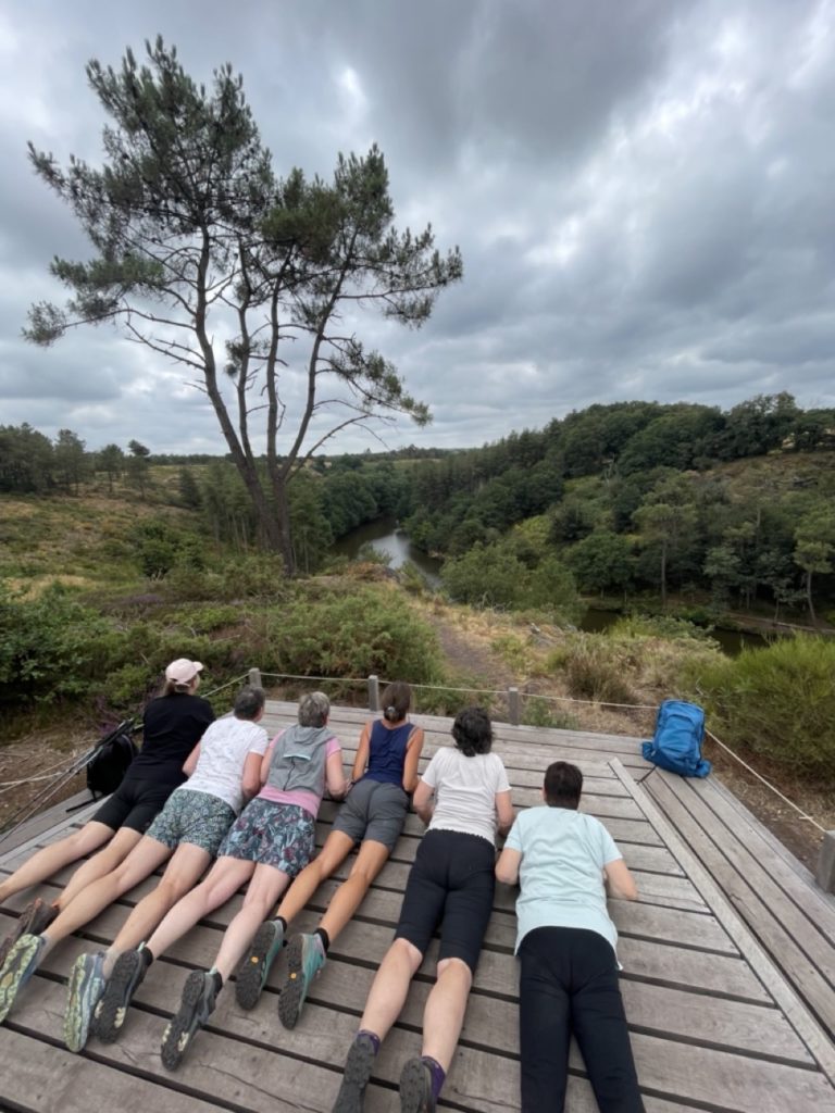 Posture Yoga du Cobra à la Chambre aux loups à Brocéliande