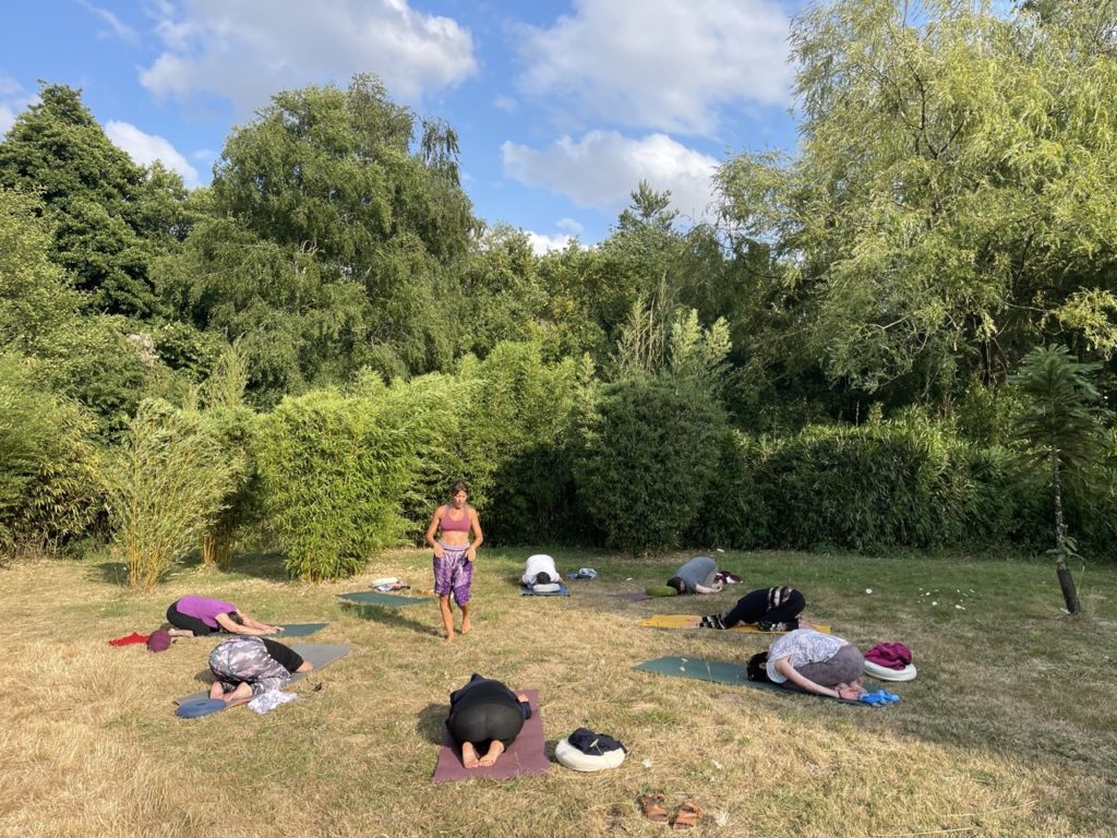 séance de yoga au moulin de la houssaie aux portes de Brocéliande en Bretagne