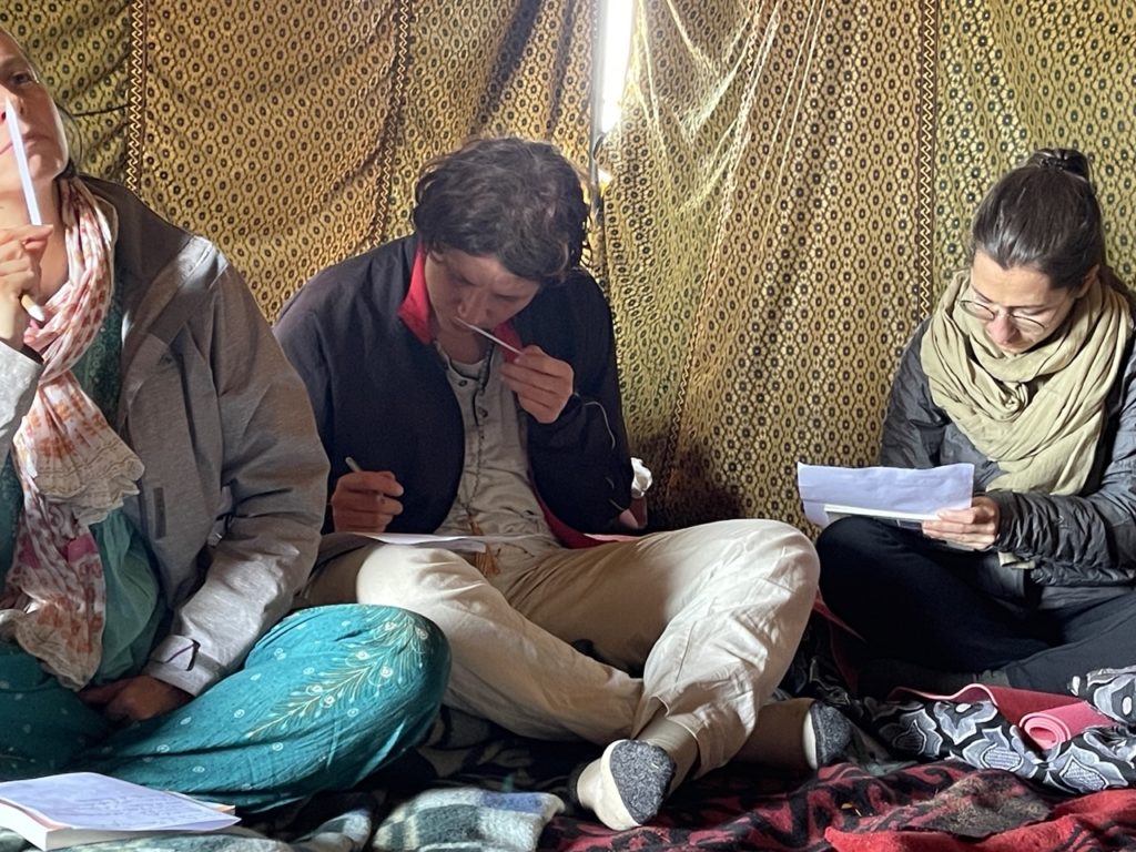 Ecriture intuitive accompagnée par les odeurs dans le désert au Maroc