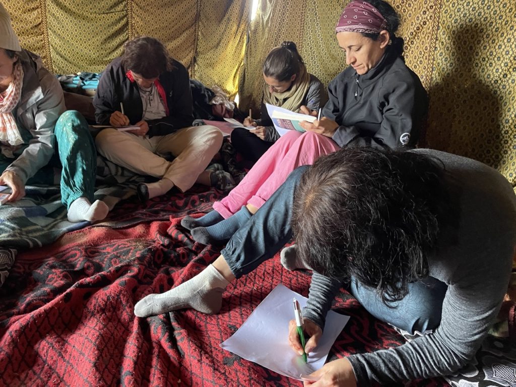 Séance d'écriture intuitive lors d'un séjour initiatique au maroc dans le désert