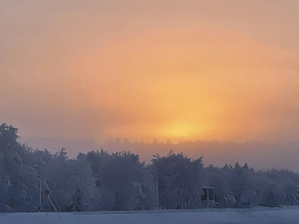 couché de soleil sur les forêts blanches de la laponie suédoise