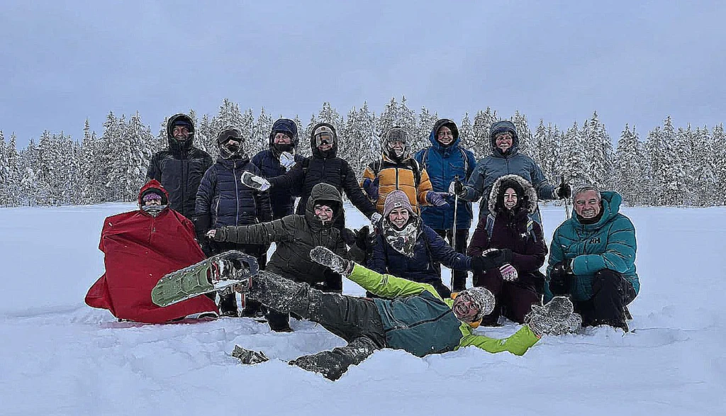 La joie d'un groupe après une rando dans la neige en raquettes en laponie suédoise