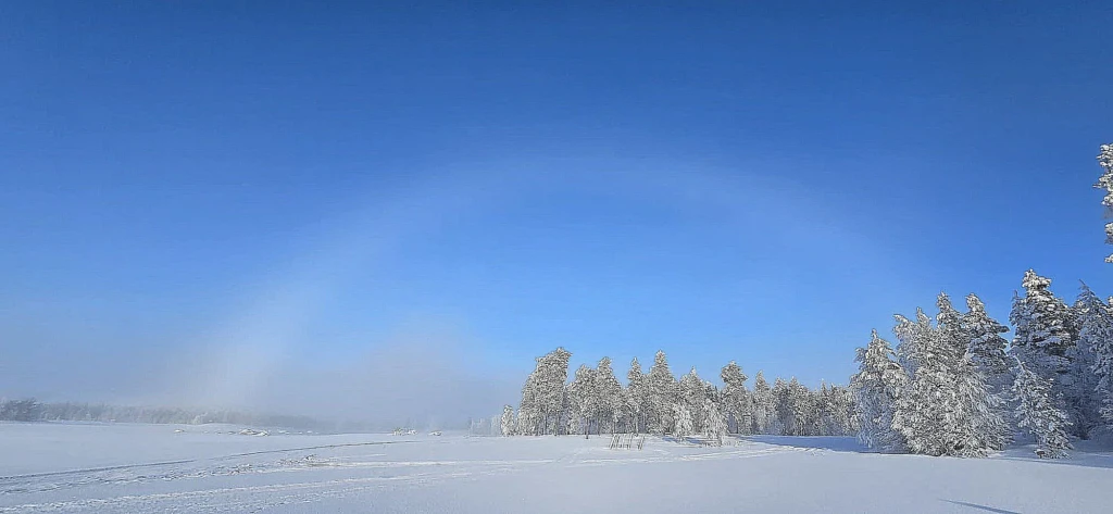 Paysage féérique d'un arc en ciel de neige en laponie suédoise