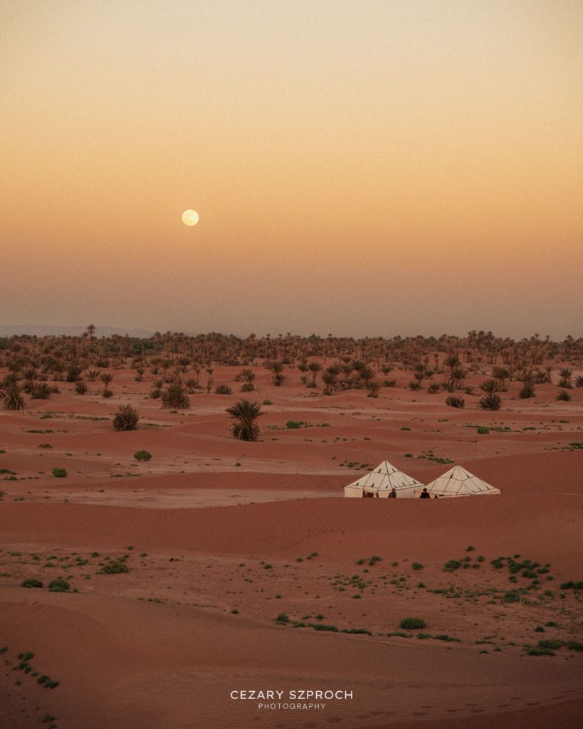 couché de soleil dans le désert marocain