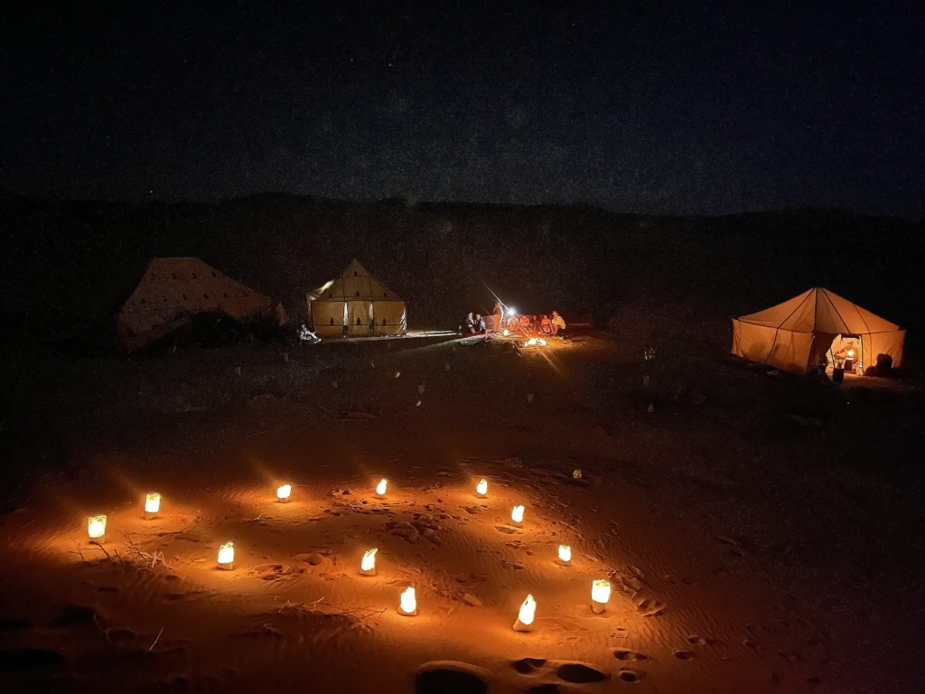 Bivouac dans les dunes de erg chegaga du désert de M'hamid au Maroc