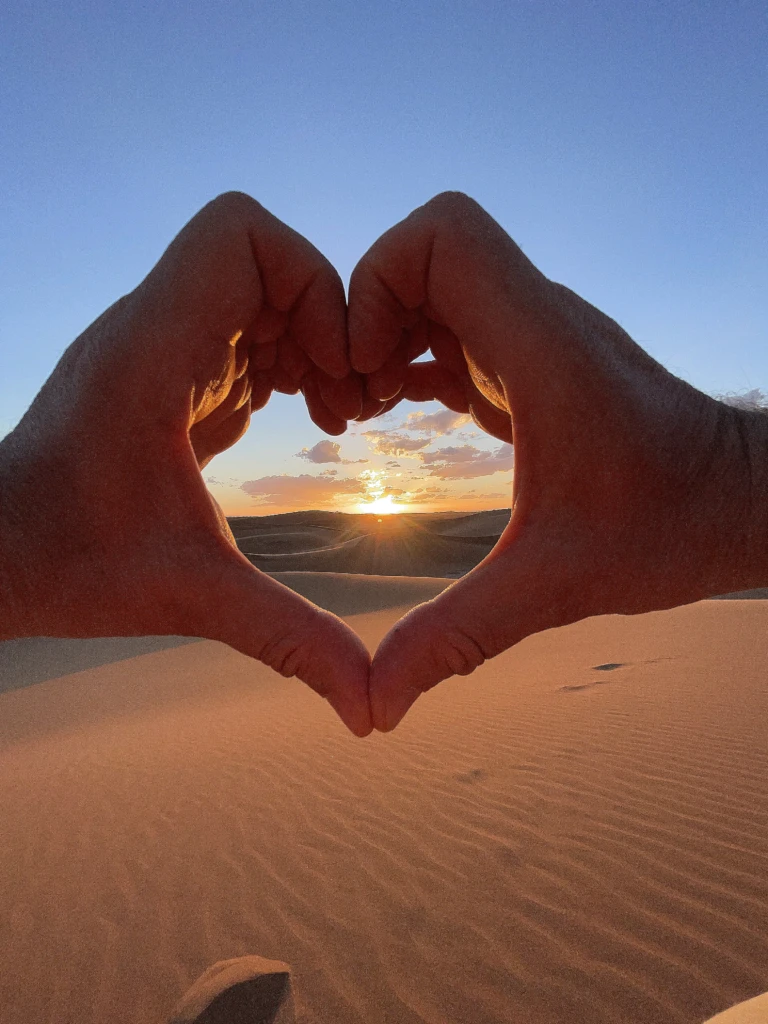 Couché de soleil sur les dunes de erg chegaga au Maroc