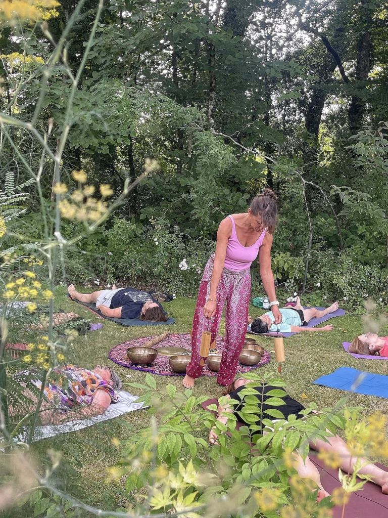 Séance de yoga en pleine nature en bretagne
