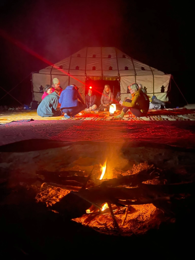 Premier repas et bivouac dans le désert du Maroc