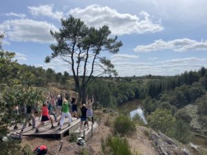 Yoga à la chambre aux loups à Brocéliande