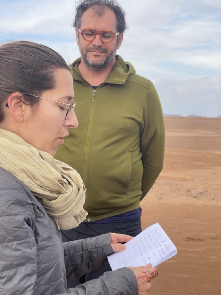 atelier d'art-thérapie avec de l'écriture intuitive dans le désert au maroc